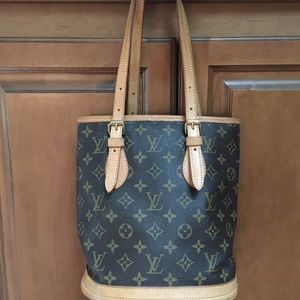 **AUTHENTIC** PETIT BUCKET BAG